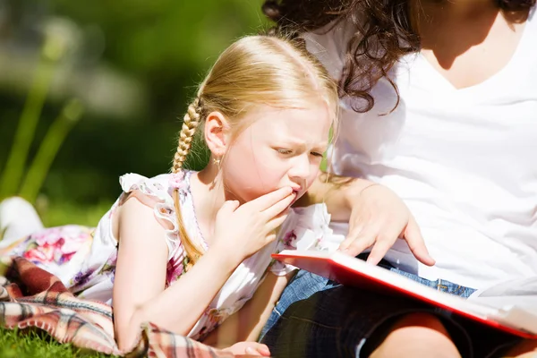 Kid met moeder — Stockfoto