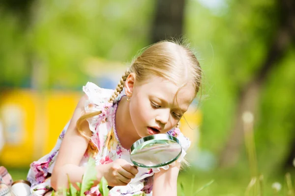 Mädchen im Park — Stockfoto