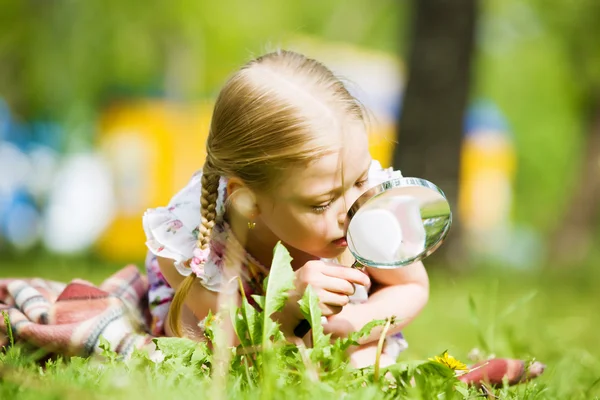 Mädchen im Park — Stockfoto