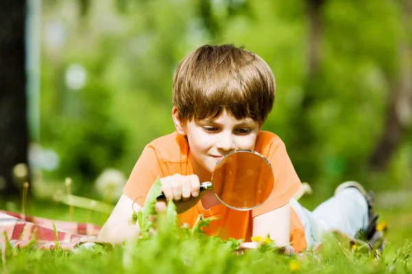 Niño en el parque — Foto de Stock