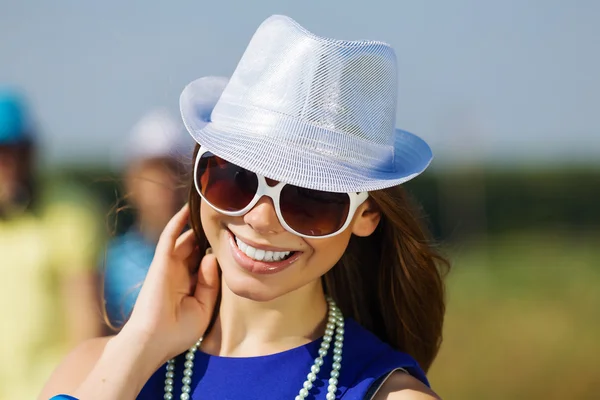 Meisje jonge hoed bril — Stockfoto