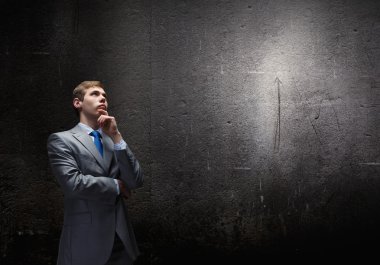 bir fikir üzerinde düşünüyorum