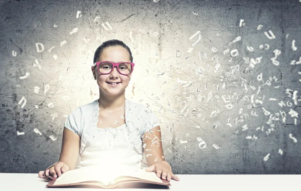 Menina leitura livro — Fotografia de Stock