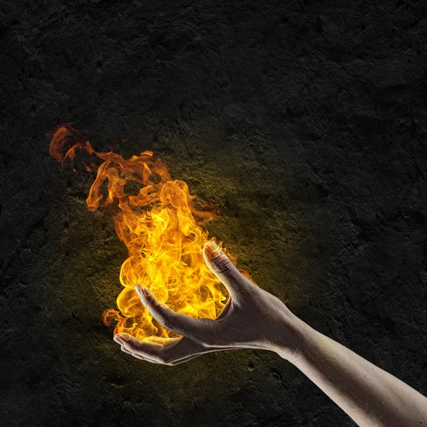 Вогонь в руці — стокове фото