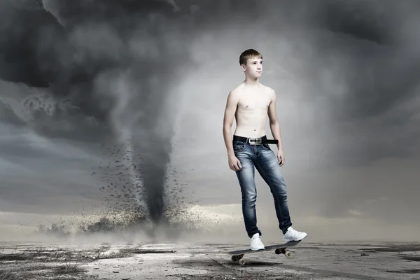 Подросток на скейтборде — стоковое фото