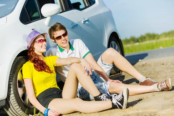 Pareja cerca del coche —  Fotos de Stock