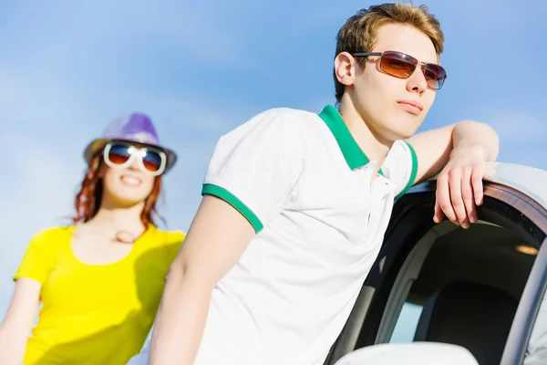 Couple near car — Stock Photo, Image