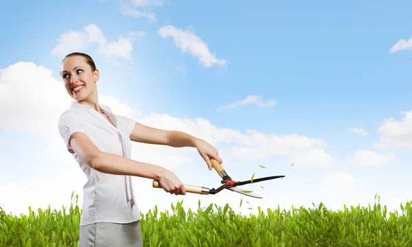 Mujer cortando césped — Foto de Stock