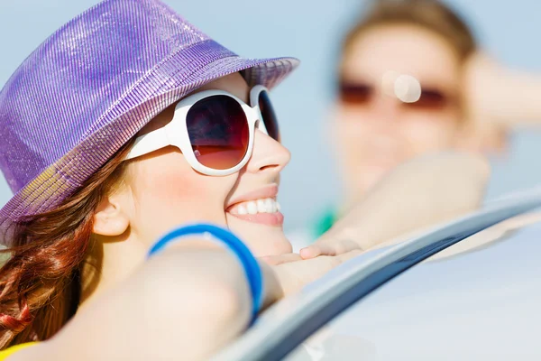 Couple near car — Stock Photo, Image