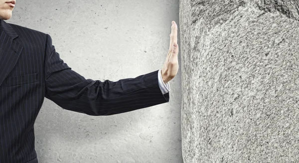 Geschäftsmann streift Mauer — Stockfoto