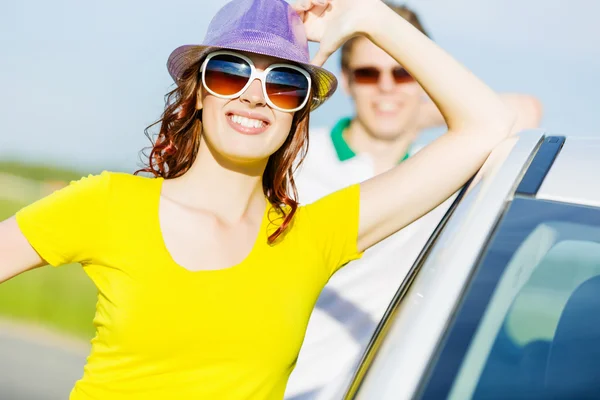 Couple near car — Stock Photo, Image