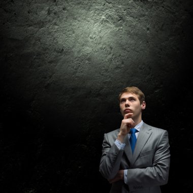 bir fikir üzerinde düşünüyorum