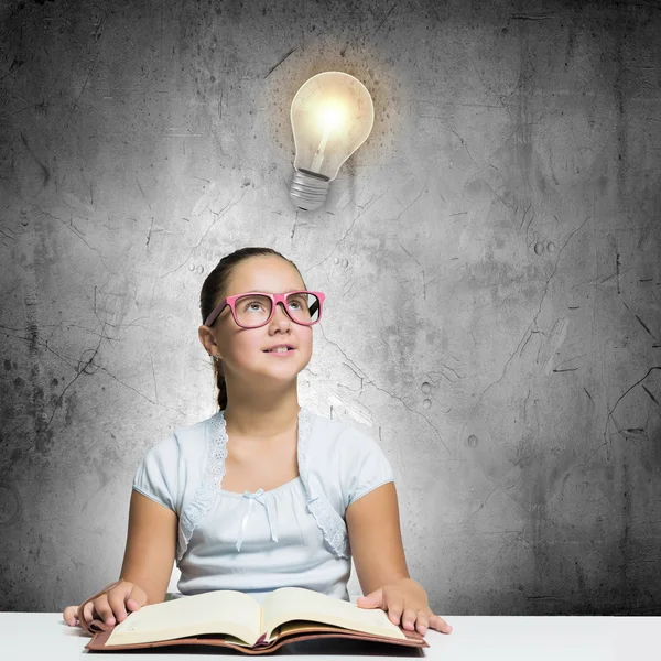 Menina leitura livro — Fotografia de Stock