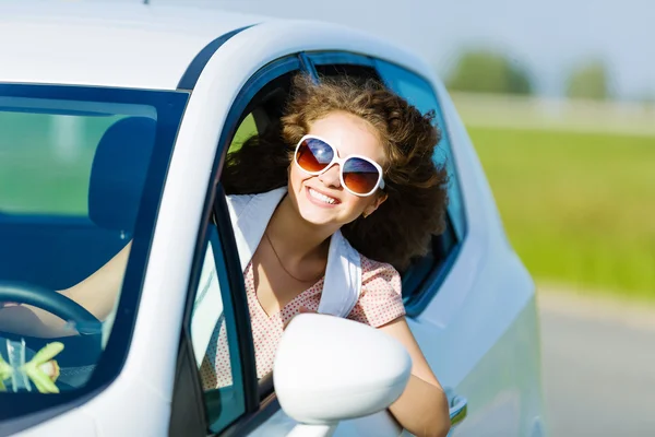 Autorijdende vrouw — Stockfoto