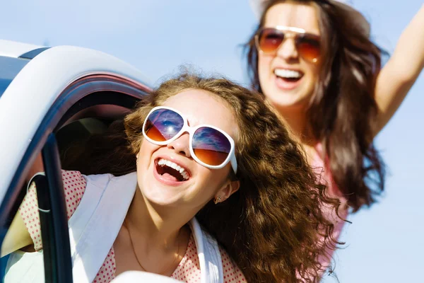 Frauen im Auto — Stockfoto