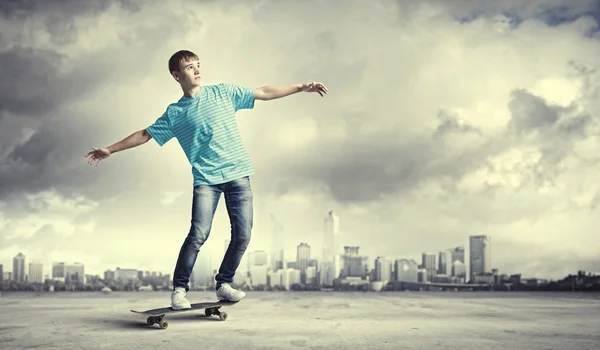 Tiener op skateboard — Stockfoto