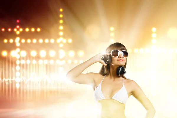 Chica en auriculares — Foto de Stock