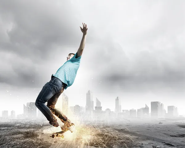 Adolescente su skateboard — Foto Stock