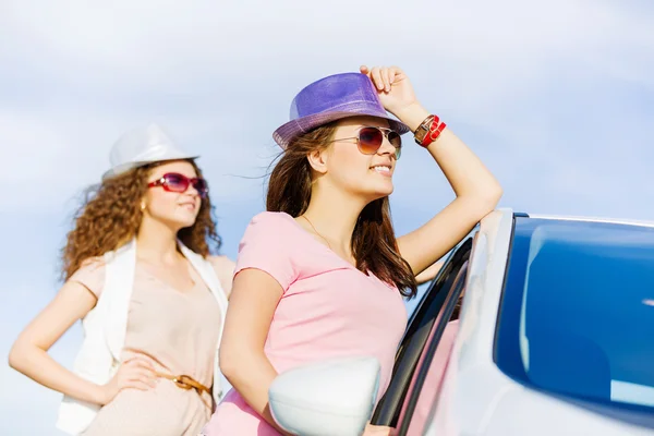 Mujeres cerca de coche — Foto de Stock