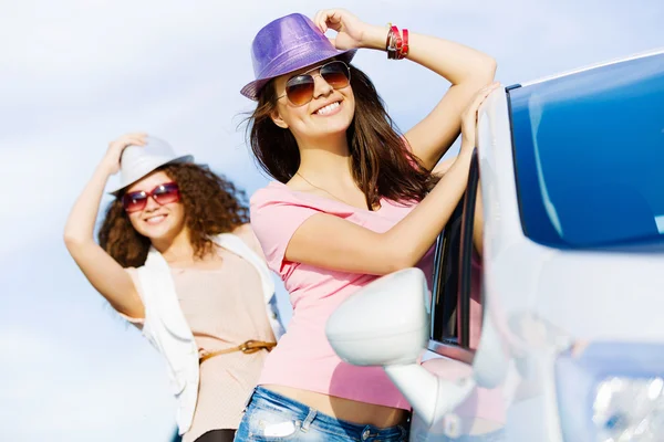 Vrouwen in de buurt van auto — Stockfoto