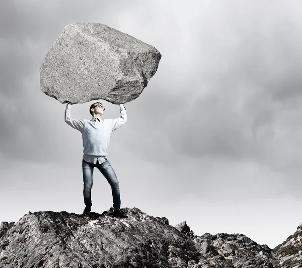 Guy levantando piedra — Foto de Stock