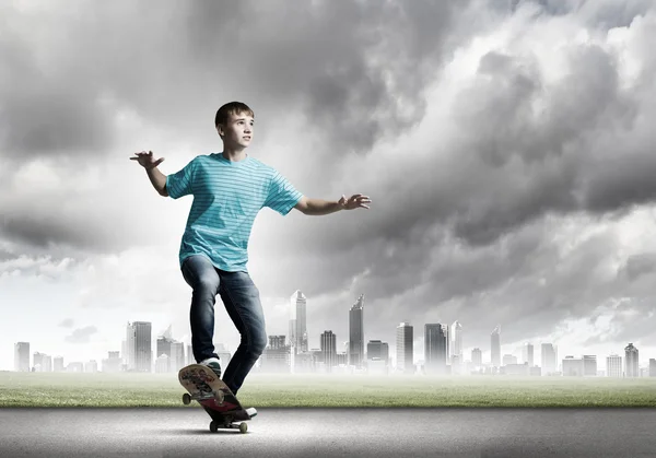 Teenager auf Skateboard — Stockfoto