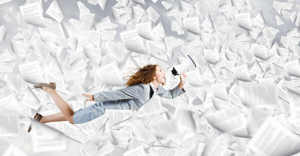 Летающая суперженщина
