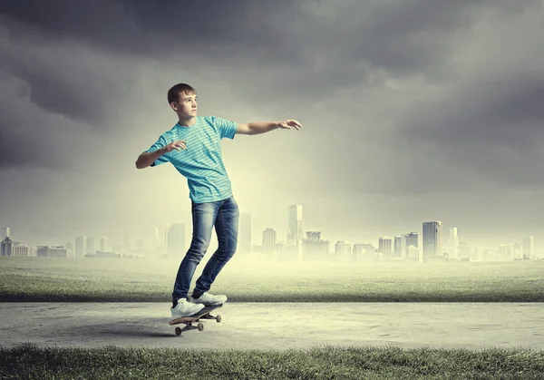 Tiener op skateboard — Stockfoto