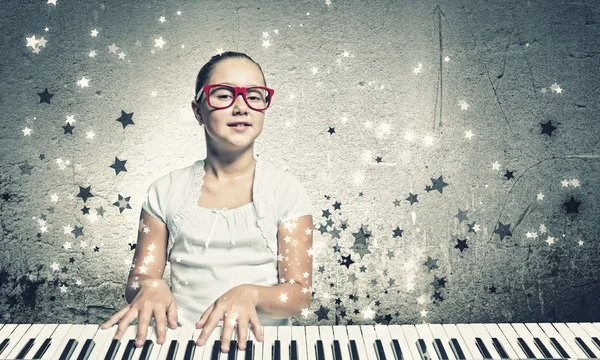 Školy dívka s klavírem — Stock fotografie