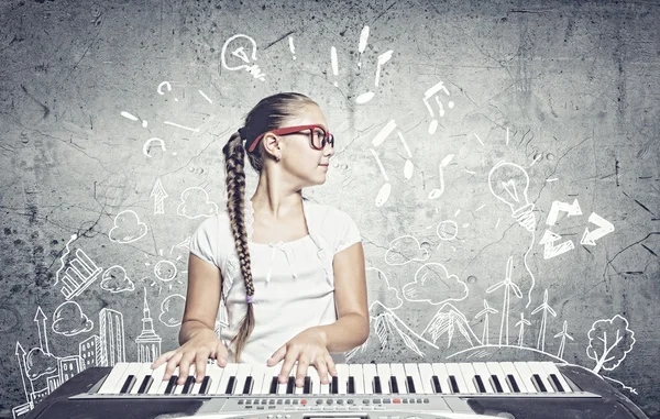 Écolière avec piano — Photo