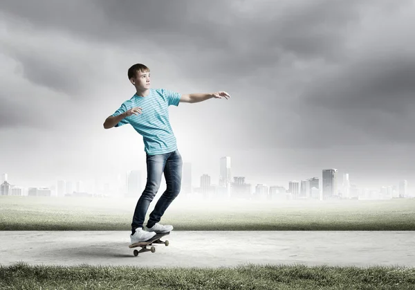 Tonåring på skateboard — Stockfoto