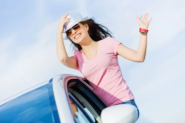 Vrouw in auto — Stockfoto