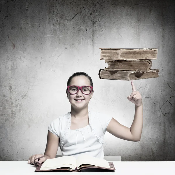 Mädchen lesen Buch — Stockfoto