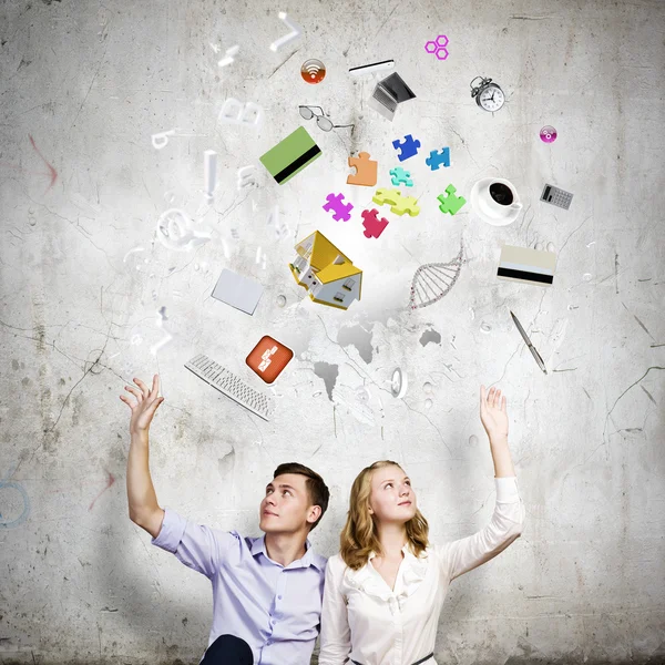 Pareja feliz joven — Foto de Stock