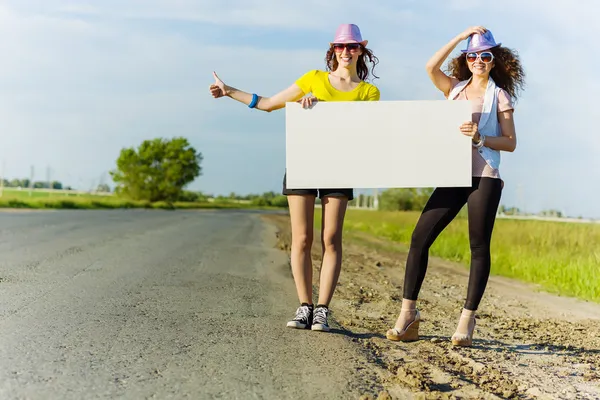 Två tjejer med banner — Stockfoto