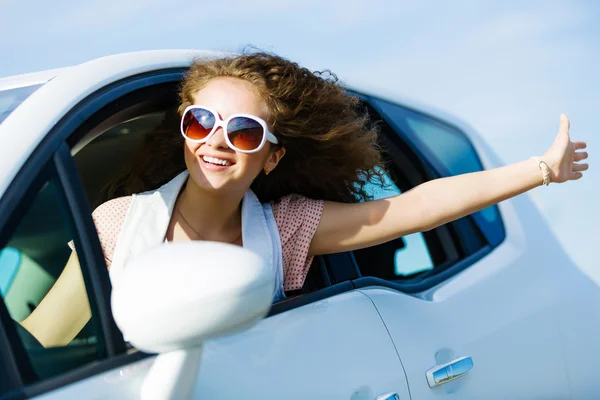 Autorijdende vrouw — Stockfoto