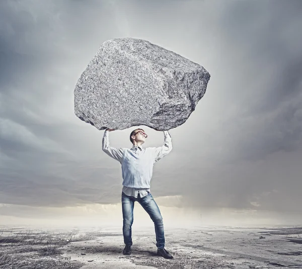 Guy pedra de elevação — Fotografia de Stock