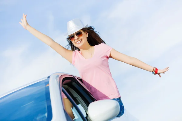 Vrouw in auto — Stockfoto