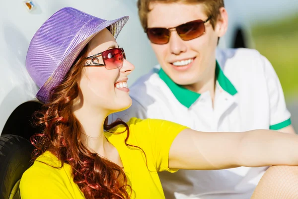 Couple near car — Stock Photo, Image