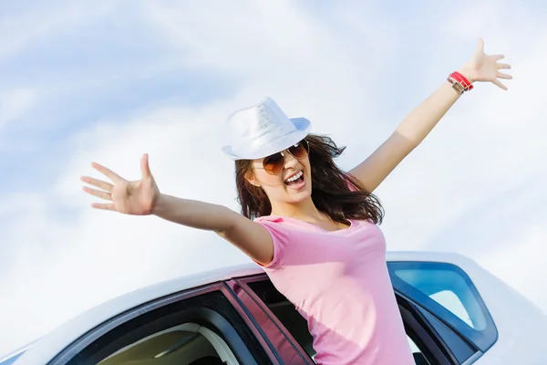 Vrouw in auto — Stockfoto