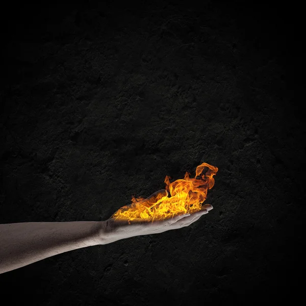 Ogień w ręku — Zdjęcie stockowe