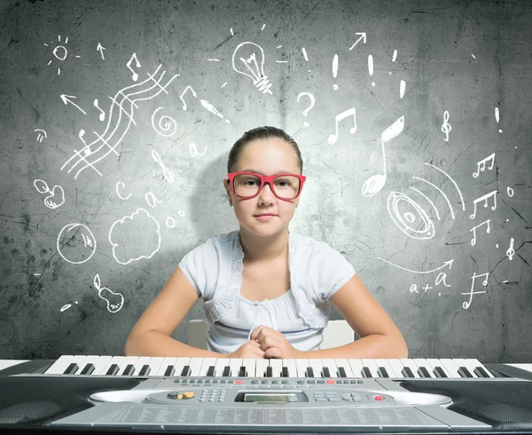 Écolière avec piano — Photo