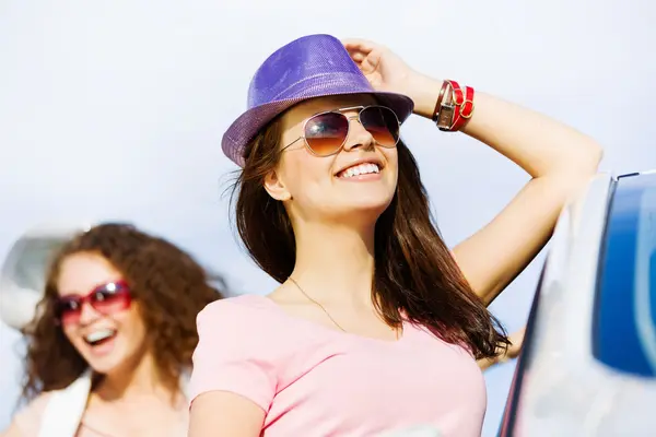 Frauen in der Nähe von Auto — Stockfoto