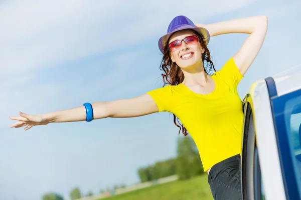 Vrouw in auto — Stockfoto