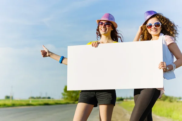 Dos chicas con pancarta — Foto de Stock