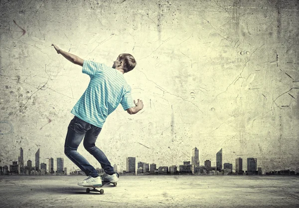 Tiener op skateboard — Stockfoto