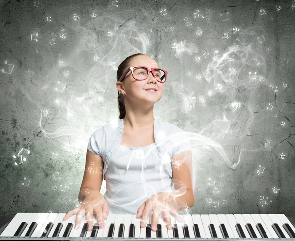 Escuela chica con piano — Foto de Stock