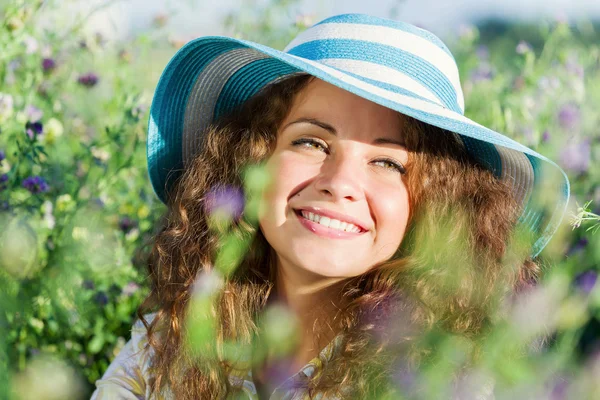 Mädchen mit Hut — Stockfoto