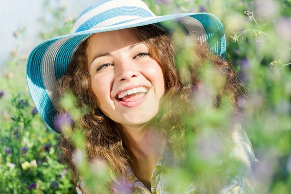 Mädchen mit Hut — Stockfoto