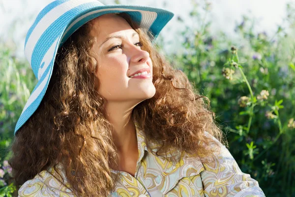 Fille en chapeau — Photo